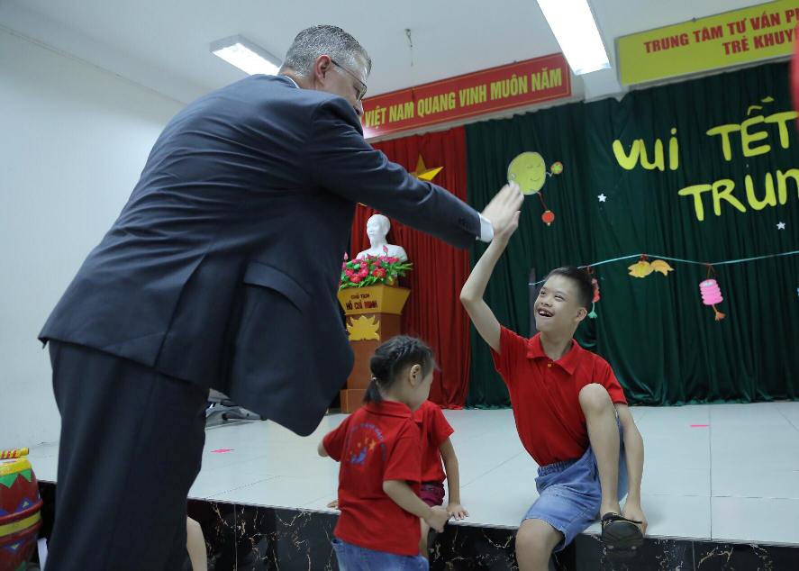 Đại sứ Mỹ múa lân, nặn bánh trung thu cùng trẻ em khuyết tật - Ảnh 6.