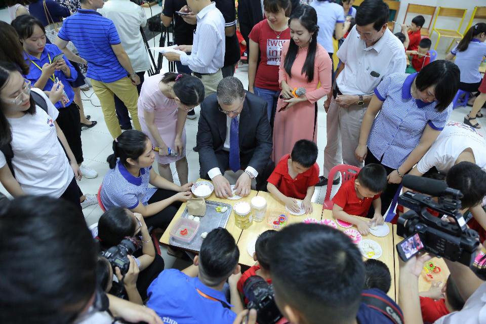 Đại sứ Mỹ múa lân, nặn bánh trung thu cùng trẻ em khuyết tật - Ảnh 13.