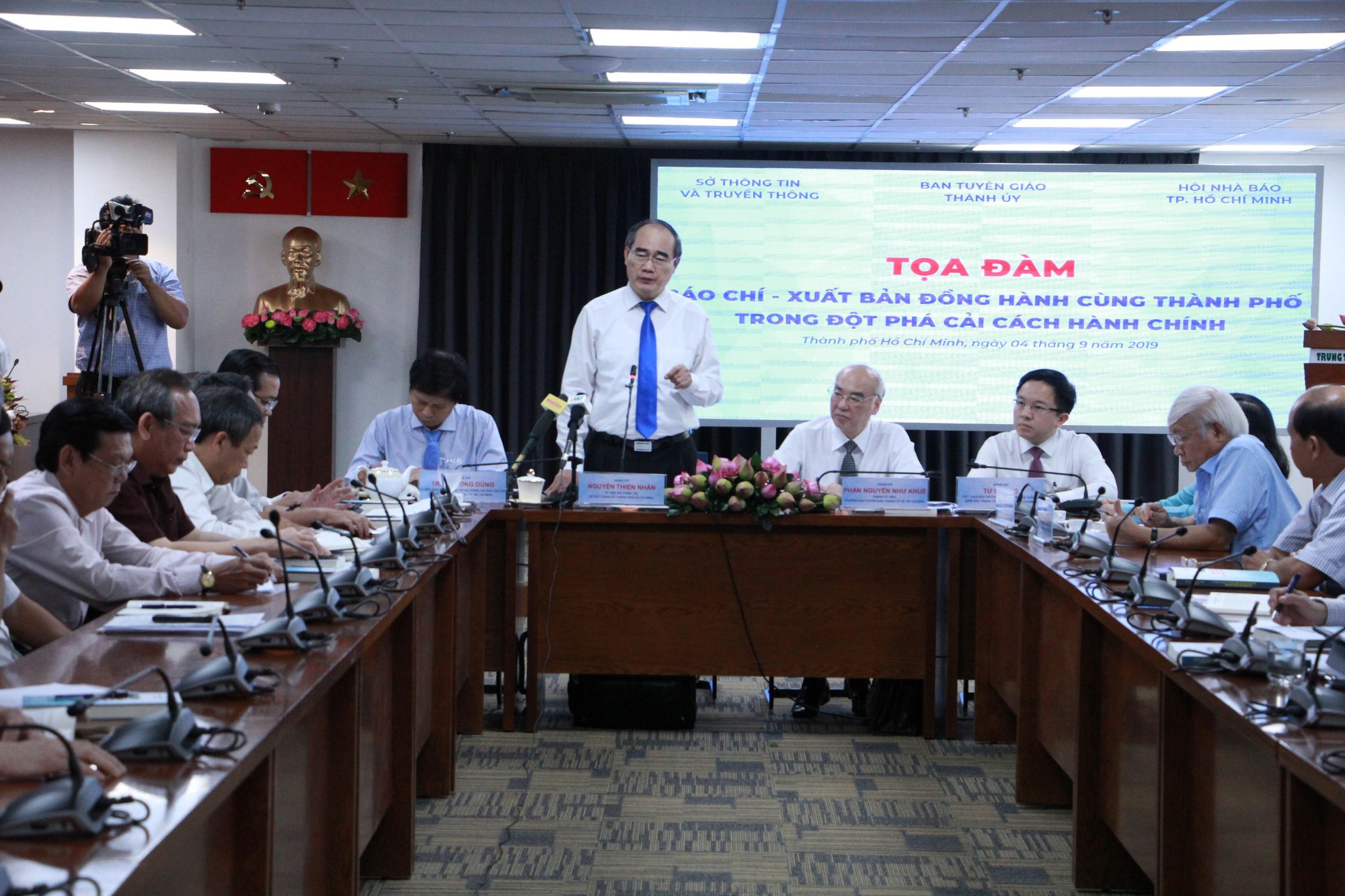 B&iacute; thư Nguyễn Thiện Nh&acirc;n: B&aacute;o ch&iacute; phải th&uacute;c đẩy ch&iacute;nh quyền l&agrave;m tốt hơn! - Ảnh 1.