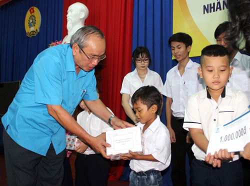 Khánh Hòa: Trao học bổng cho con đoàn viên
