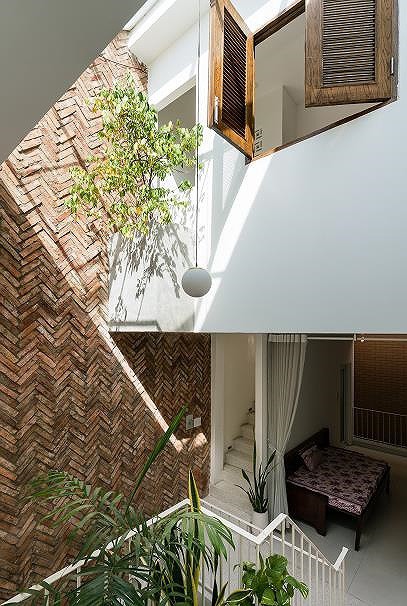Ngôi nhà nằm sâu trong hẻm ở Sài Gòn đẹp ngỡ ngàng - Ảnh 8.