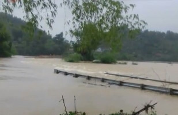 Mưa lũ lớn khiến 10 xã bị cô lập, hồ thủy lợi xả lũ, hơn 24.600 học sinh phải nghỉ học
