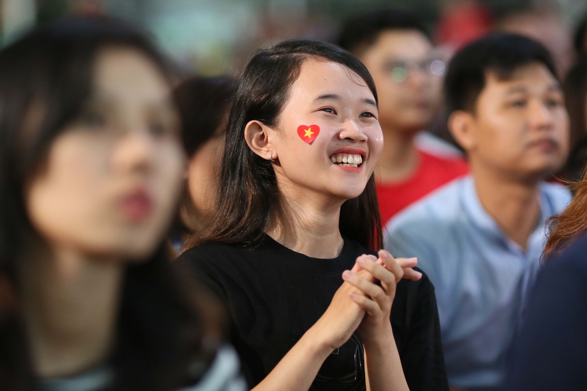 Muôn màu cảm xúc CĐV Việt Nam trong trận hòa Thái Lan
