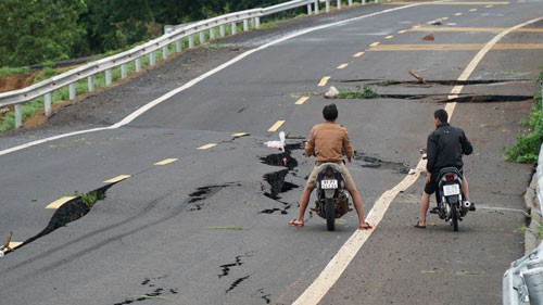 Đường trăm tỉ tan nát tại... trời