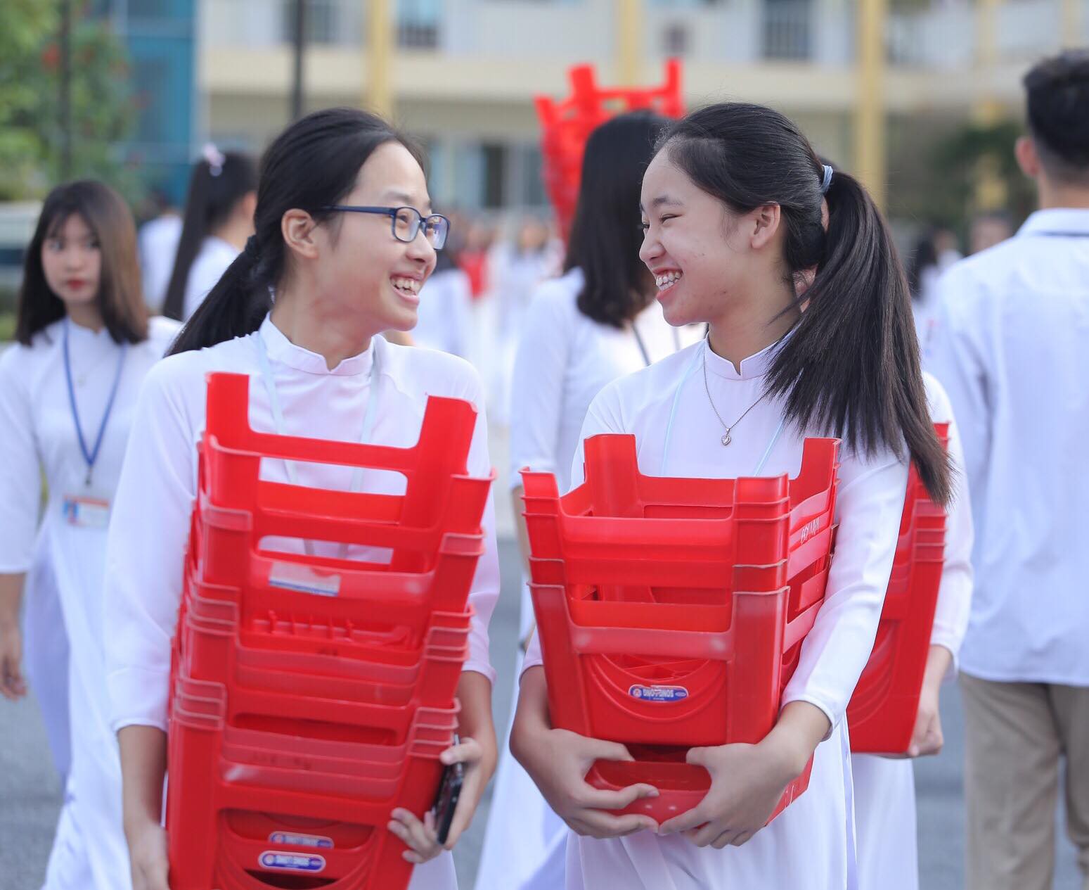 Nữ sinh rạng ngời trong t&agrave; &aacute;o d&agrave;i trắng tinh kh&ocirc;i ng&agrave;y khai giảng - Ảnh 10.