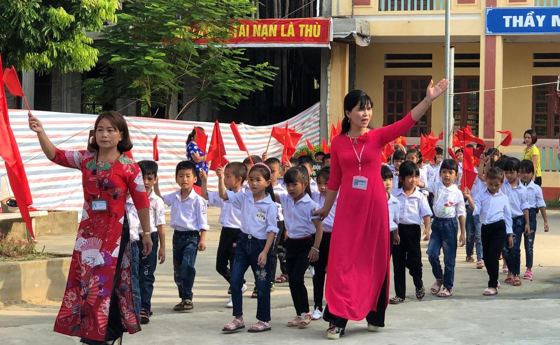 Những h&igrave;nh ảnh học sinh, sinh vi&ecirc;n cả nước khai giảng năm học mới - Ảnh 4.