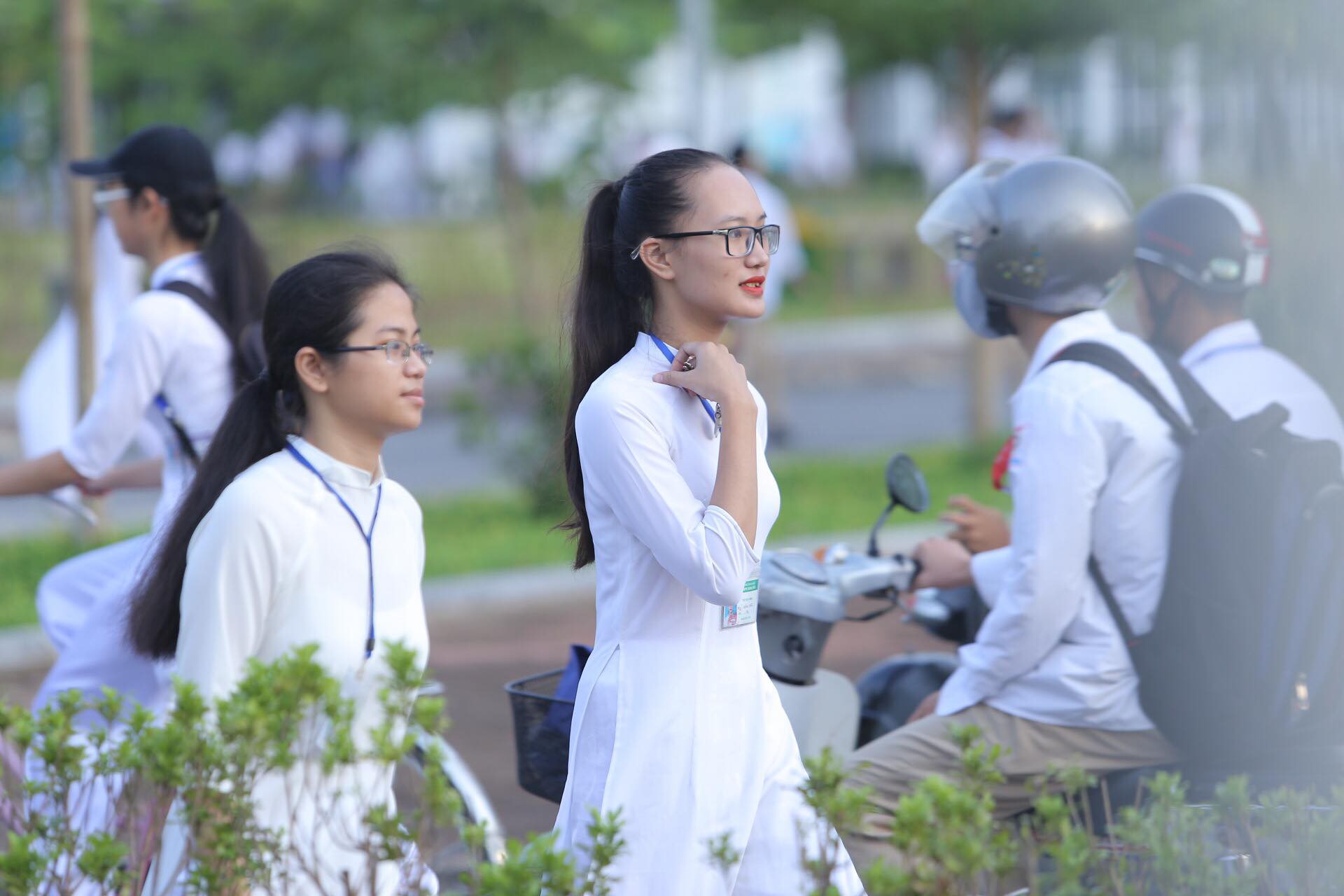 Nữ sinh rạng ngời trong t&agrave; &aacute;o d&agrave;i trắng tinh kh&ocirc;i ng&agrave;y khai giảng - Ảnh 4.