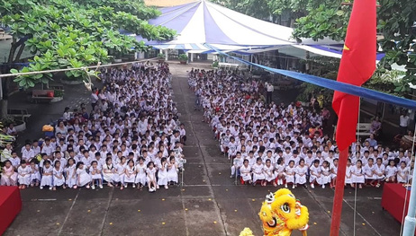 B&aacute;o Người Lao Động trao qu&agrave; v&agrave; học bổng cho học sinh ngh&egrave;o miền T&acirc;y - Ảnh 1.