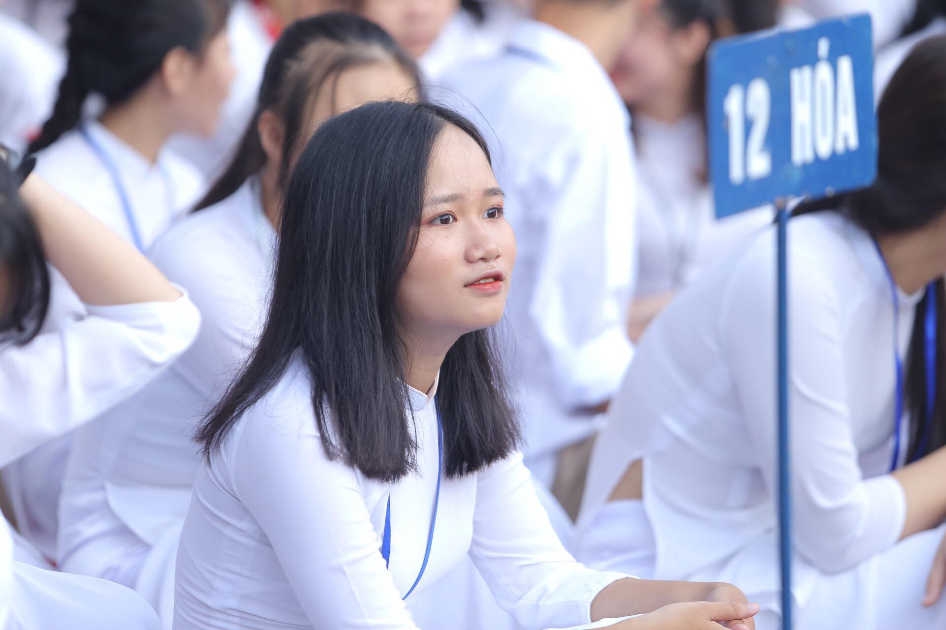 Nữ sinh rạng ngời trong t&agrave; &aacute;o d&agrave;i trắng tinh kh&ocirc;i ng&agrave;y khai giảng - Ảnh 11.