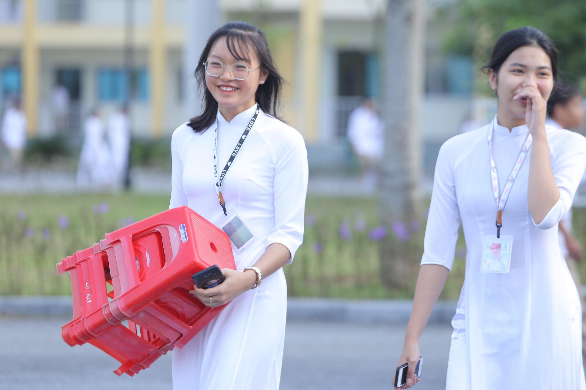 Nữ sinh rạng ngời trong t&agrave; &aacute;o d&agrave;i trắng tinh kh&ocirc;i ng&agrave;y khai giảng - Ảnh 9.