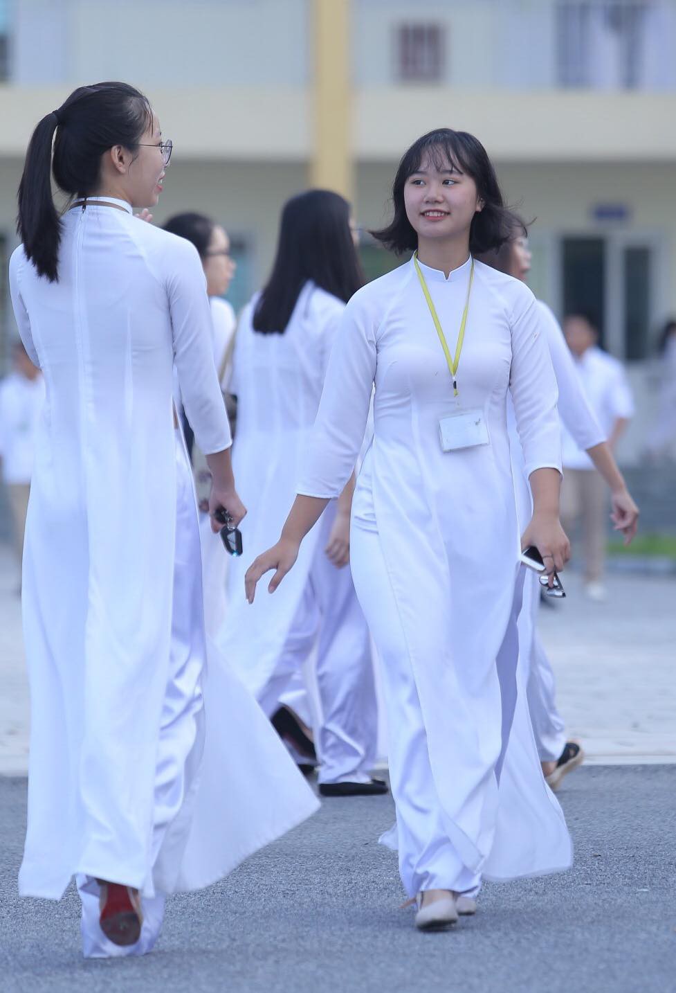 Nữ sinh rạng ngời trong t&agrave; &aacute;o d&agrave;i trắng tinh kh&ocirc;i ng&agrave;y khai giảng - Ảnh 5.