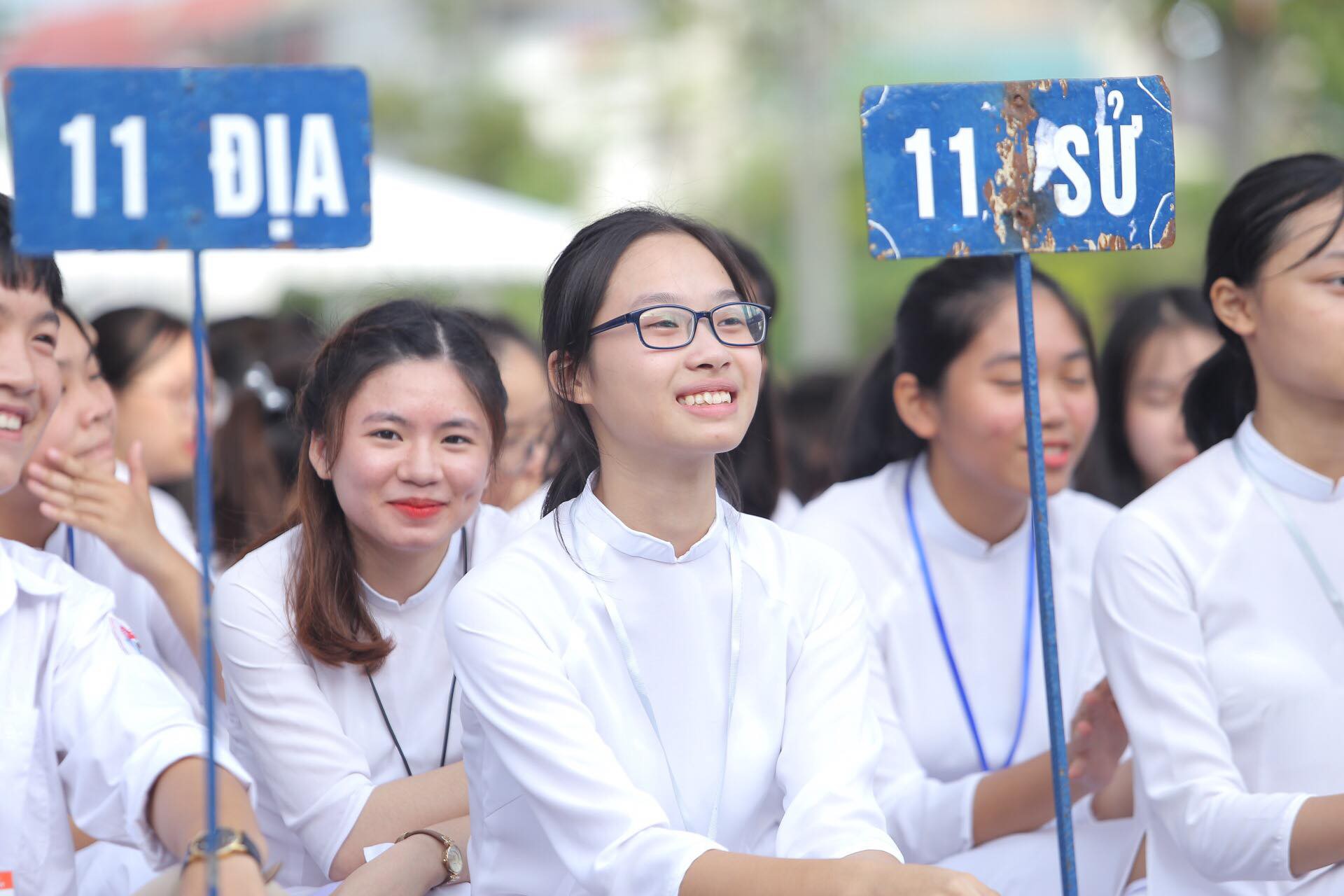 Nữ sinh rạng ngời trong t&agrave; &aacute;o d&agrave;i trắng tinh kh&ocirc;i ng&agrave;y khai giảng - Ảnh 12.