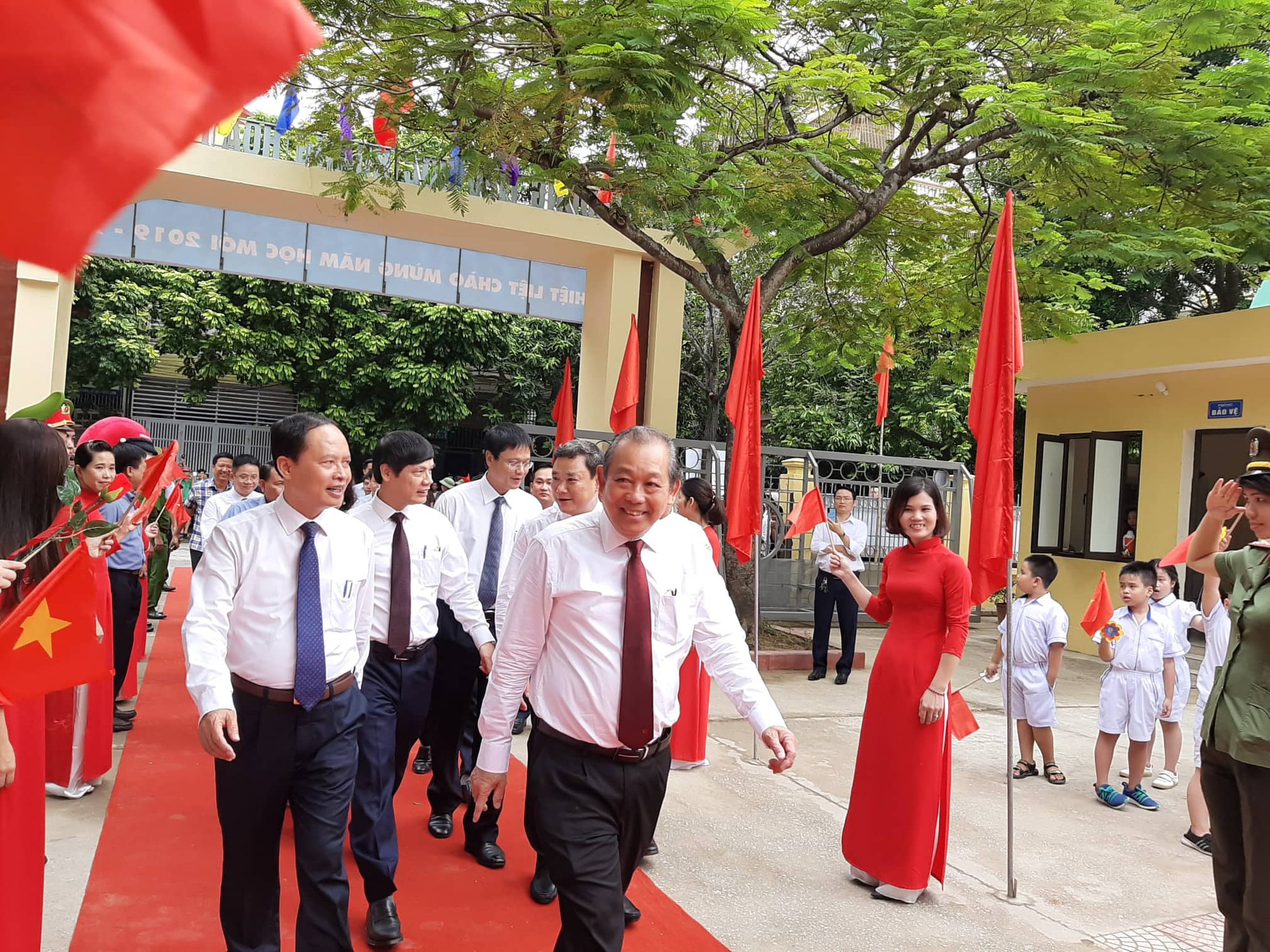 Những h&igrave;nh ảnh học sinh, sinh vi&ecirc;n cả nước khai giảng năm học mới - Ảnh 8.