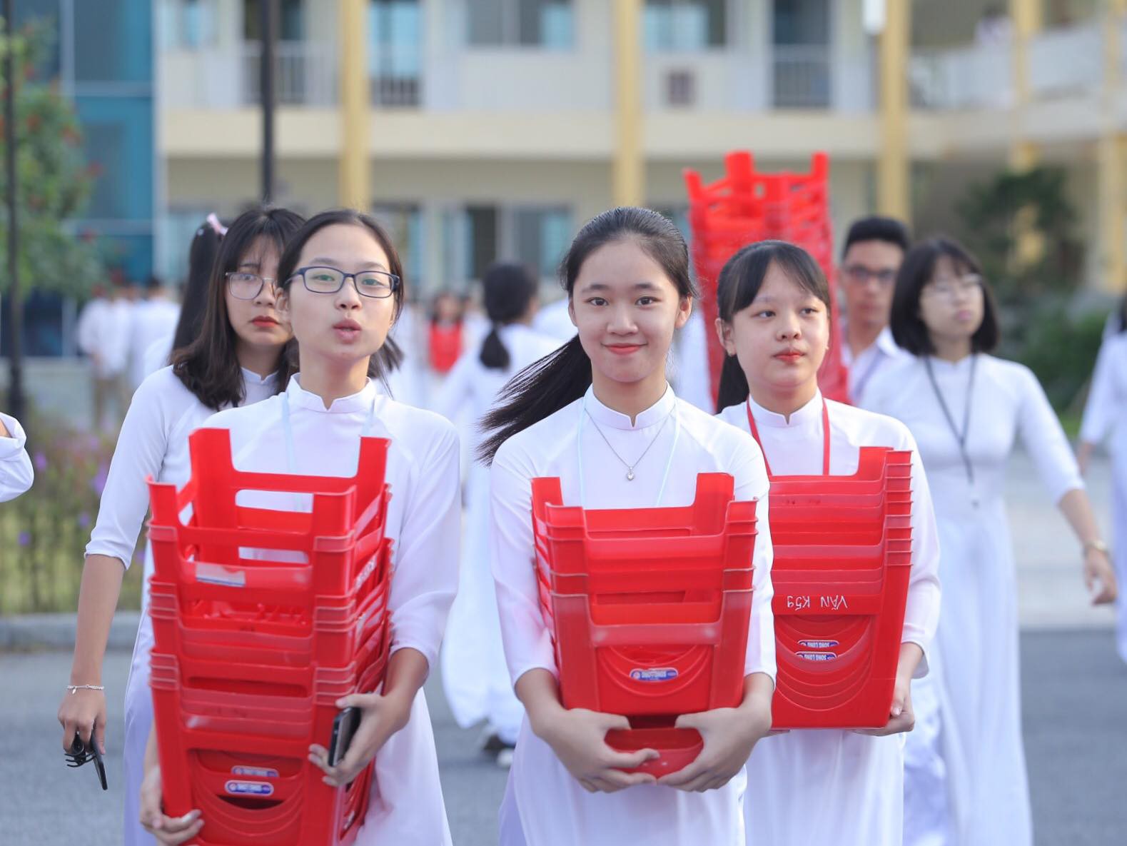 Nữ sinh rạng ngời trong tà áo dài trắng tinh khôi ngày khai giảng