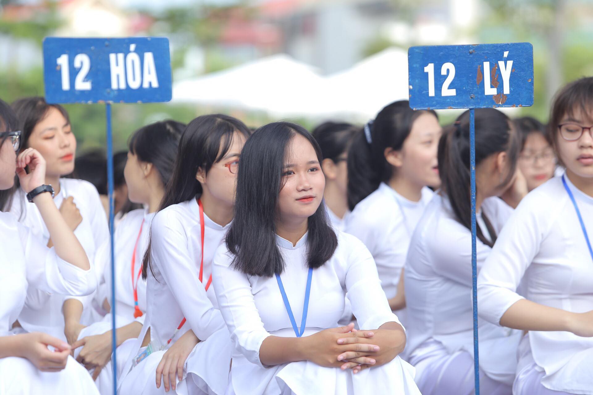 Nữ sinh rạng ngời trong t&agrave; &aacute;o d&agrave;i trắng tinh kh&ocirc;i ng&agrave;y khai giảng - Ảnh 15.