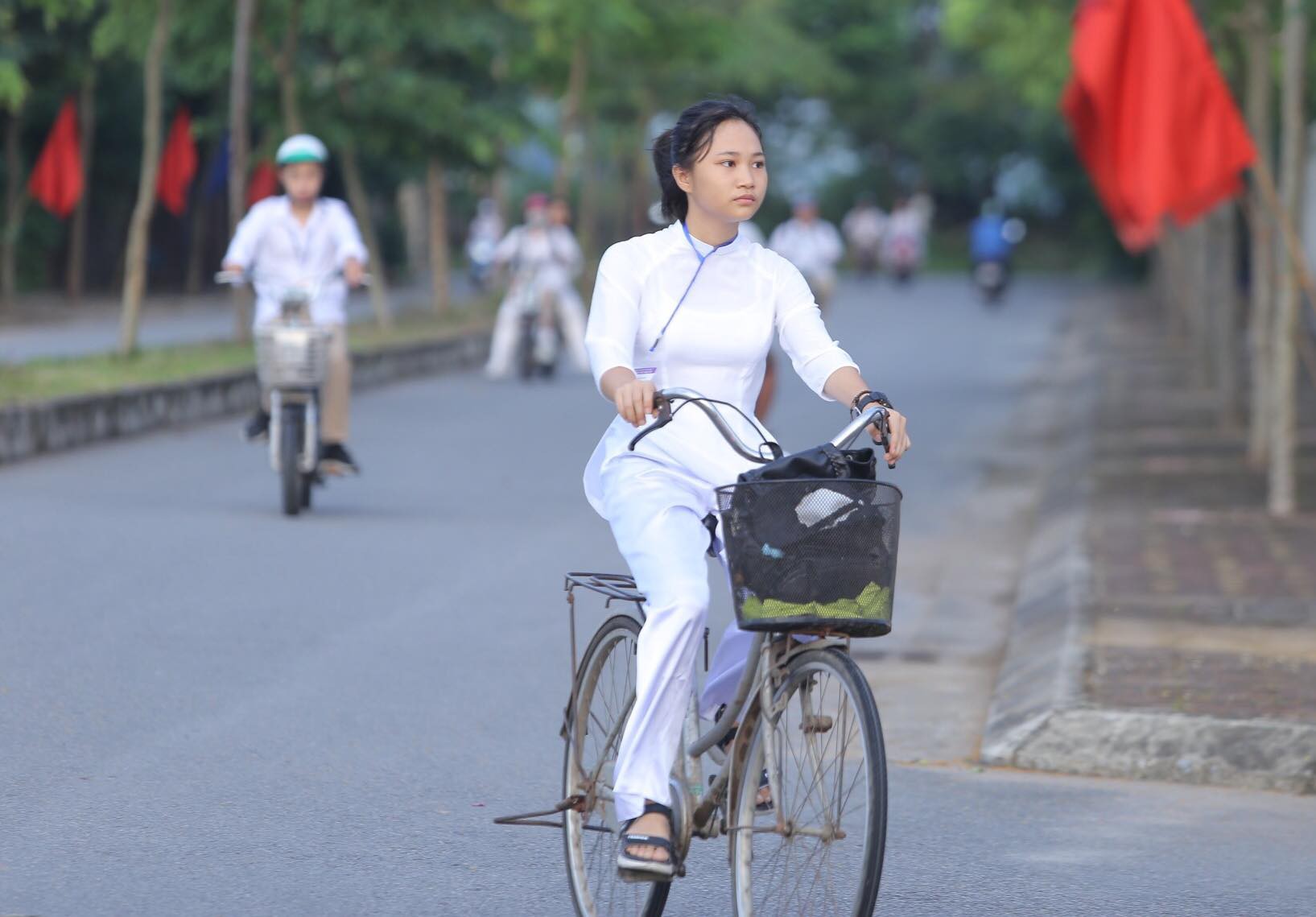 Nữ sinh rạng ngời trong t&agrave; &aacute;o d&agrave;i trắng tinh kh&ocirc;i ng&agrave;y khai giảng - Ảnh 1.
