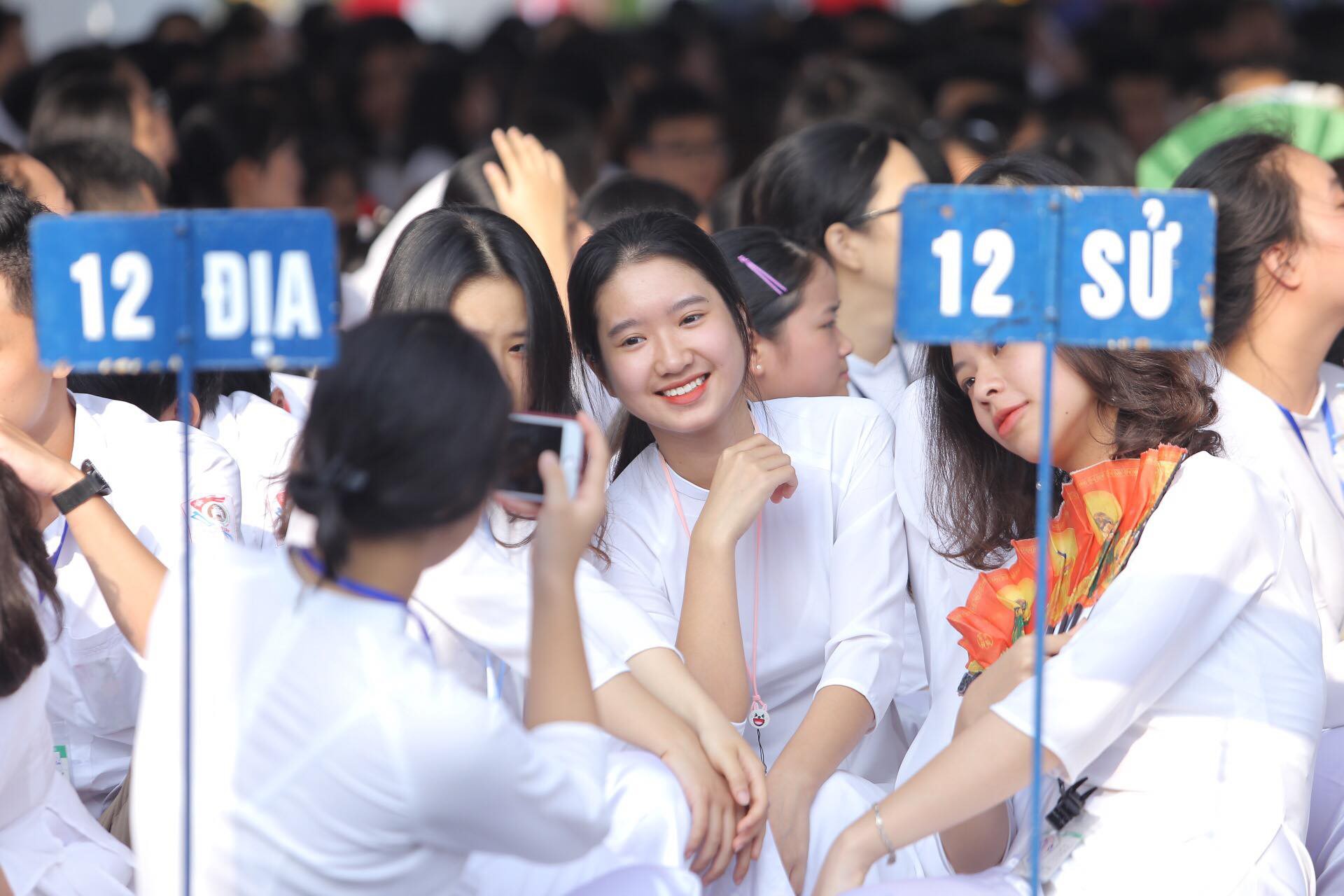 Nữ sinh rạng ngời trong t&agrave; &aacute;o d&agrave;i trắng tinh kh&ocirc;i ng&agrave;y khai giảng - Ảnh 13.