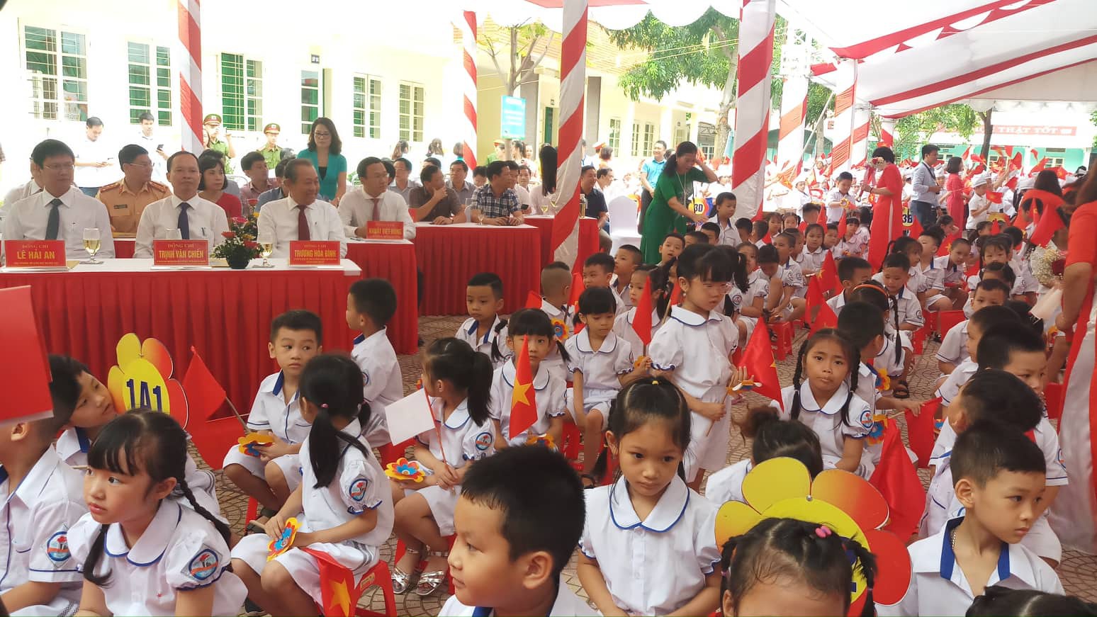 Những h&igrave;nh ảnh học sinh, sinh vi&ecirc;n cả nước khai giảng năm học mới - Ảnh 9.