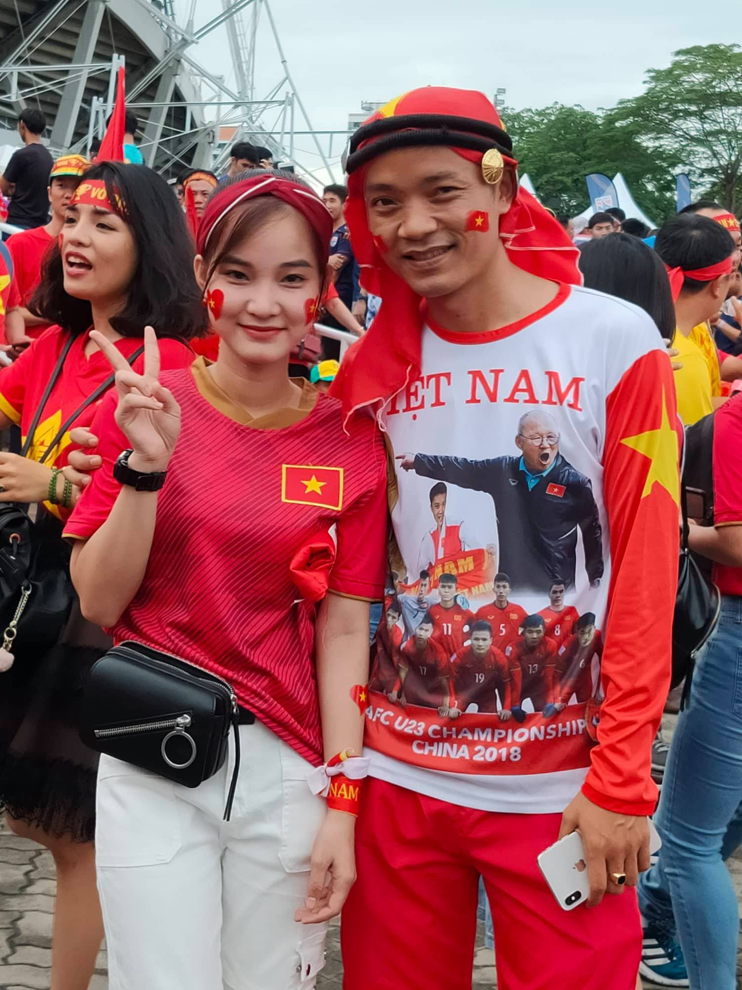 Tuyển Việt Nam gặp Th&aacute;i Lan: &Aacute;o đỏ sao v&agrave;ng nhuộm rực s&acirc;n vận động - Ảnh 5.