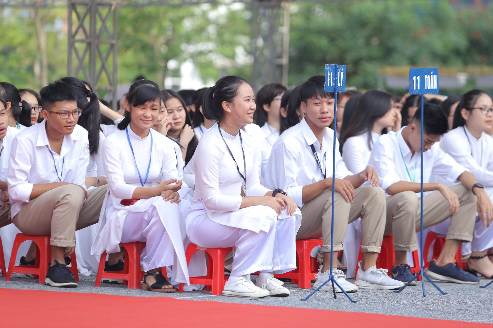 Nữ sinh rạng ngời trong t&agrave; &aacute;o d&agrave;i trắng tinh kh&ocirc;i ng&agrave;y khai giảng - Ảnh 17.