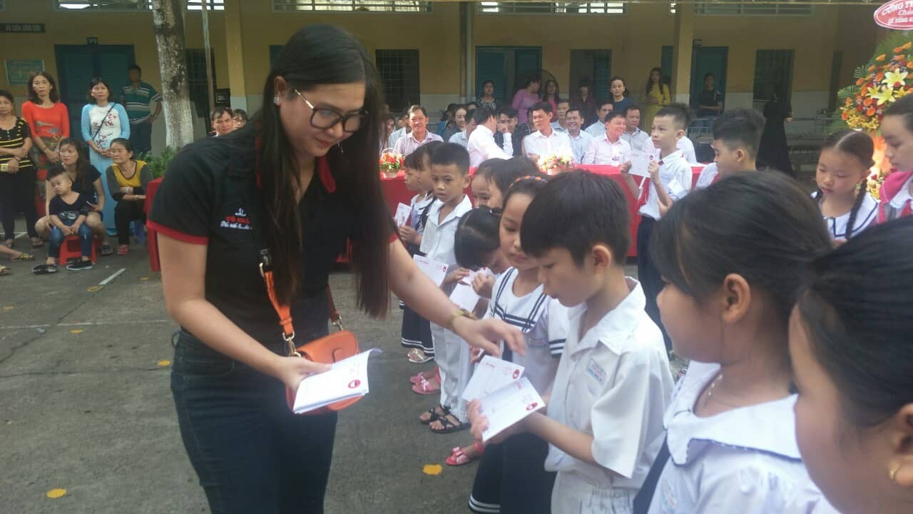 B&aacute;o Người Lao Động trao qu&agrave; v&agrave; học bổng cho học sinh ngh&egrave;o miền T&acirc;y - Ảnh 3.