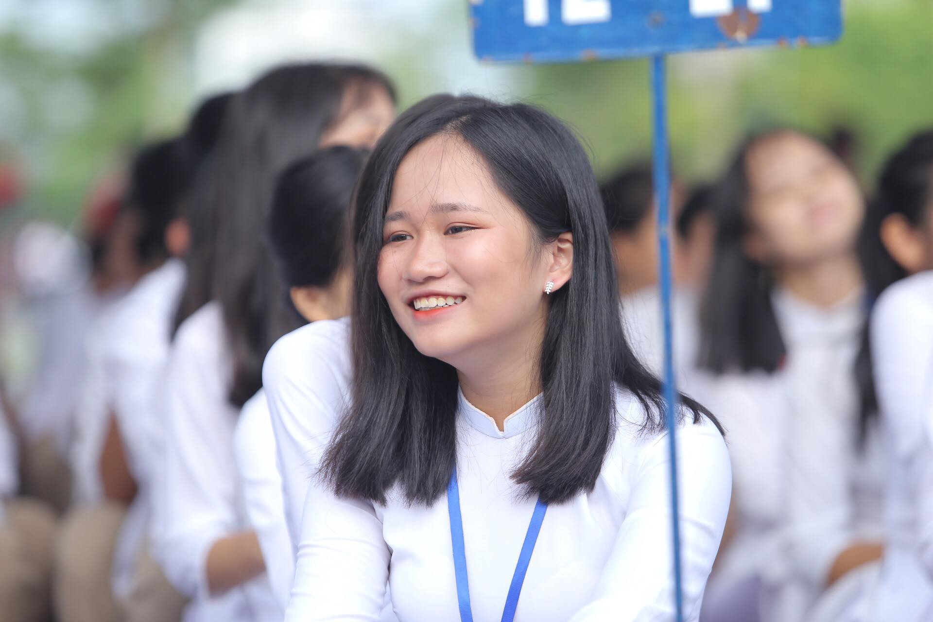 Nữ sinh rạng ngời trong t&agrave; &aacute;o d&agrave;i trắng tinh kh&ocirc;i ng&agrave;y khai giảng - Ảnh 19.