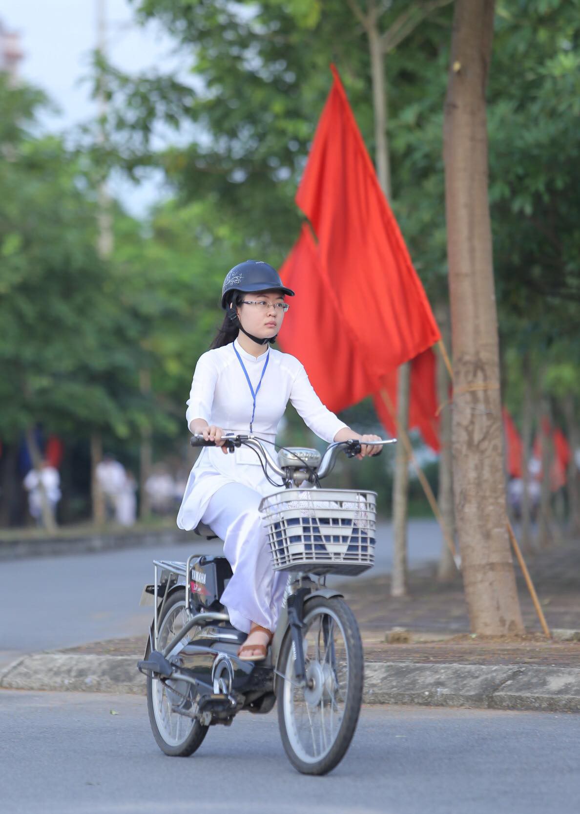 Nữ sinh rạng ngời trong t&agrave; &aacute;o d&agrave;i trắng tinh kh&ocirc;i ng&agrave;y khai giảng - Ảnh 2.