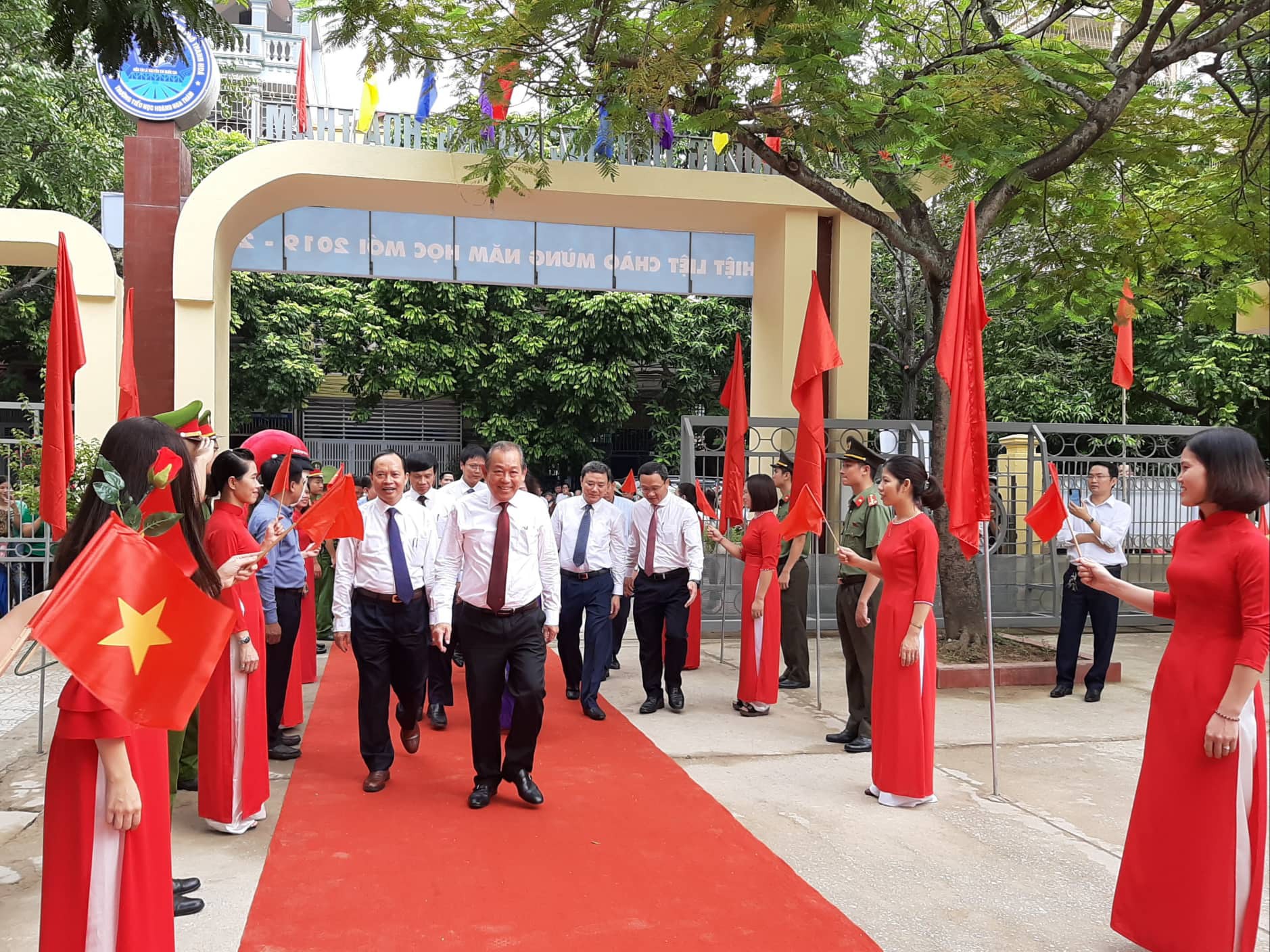 Những h&igrave;nh ảnh học sinh, sinh vi&ecirc;n cả nước khai giảng năm học mới - Ảnh 7.