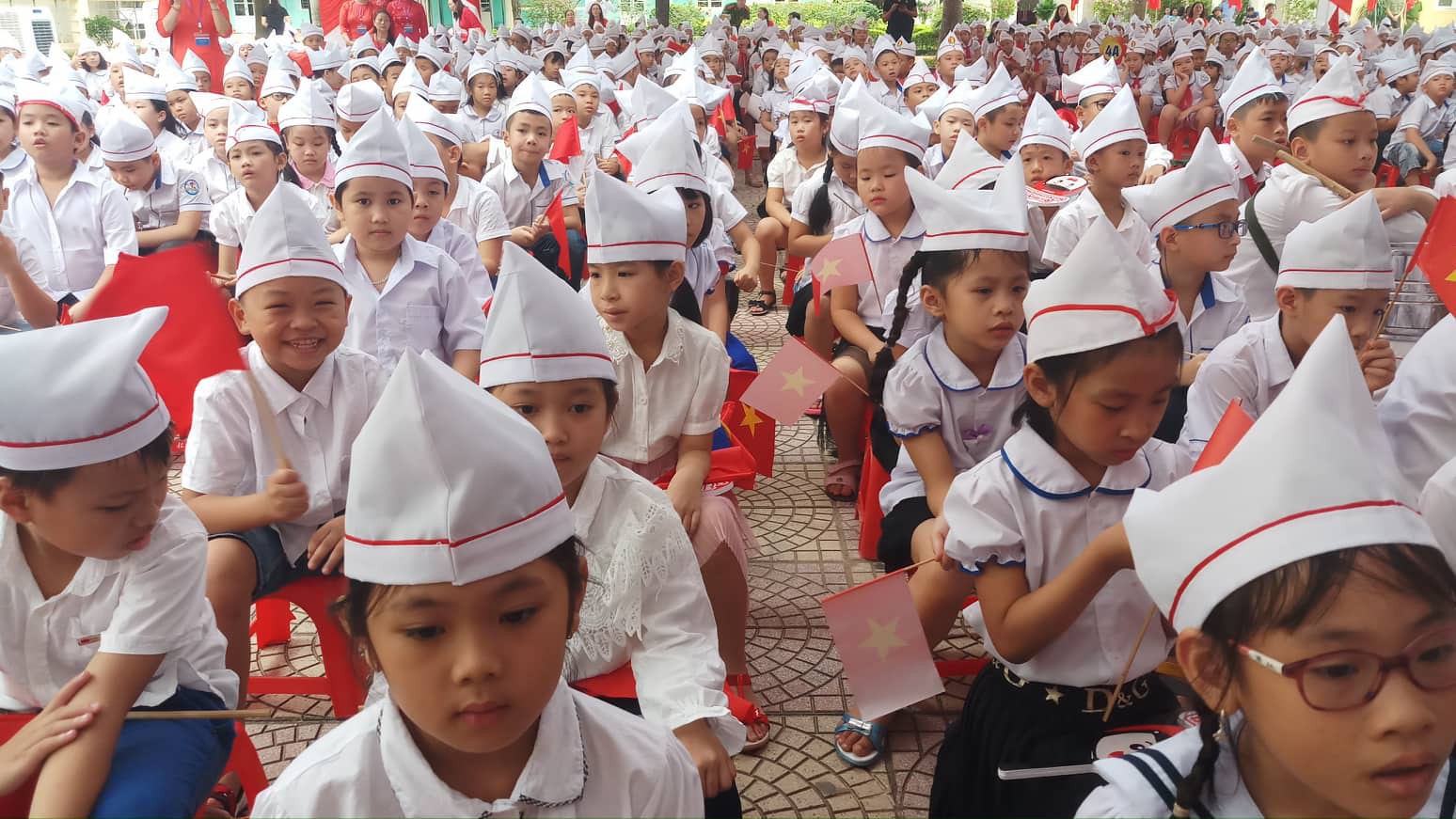Những h&igrave;nh ảnh học sinh, sinh vi&ecirc;n cả nước khai giảng năm học mới - Ảnh 10.