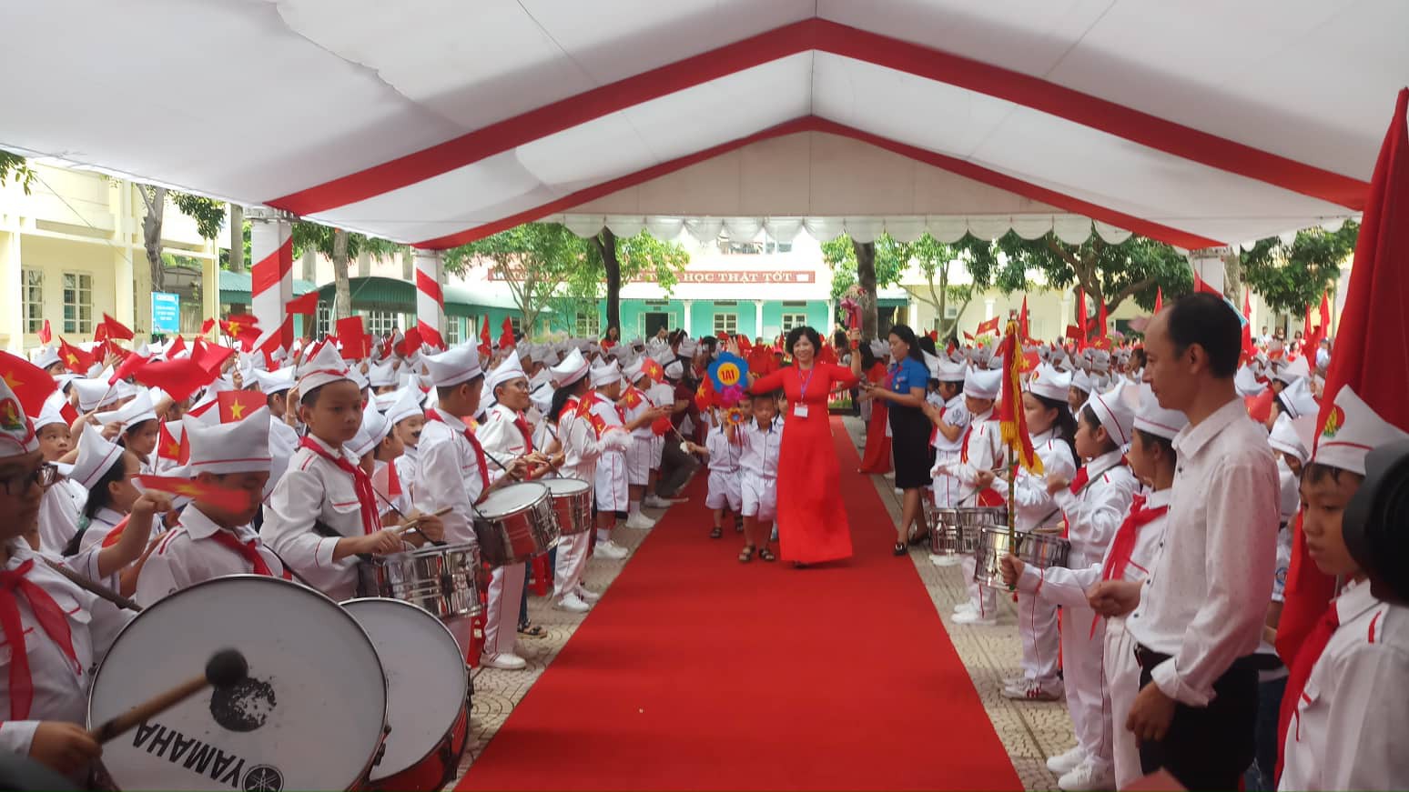 Những h&igrave;nh ảnh học sinh, sinh vi&ecirc;n cả nước khai giảng năm học mới - Ảnh 11.