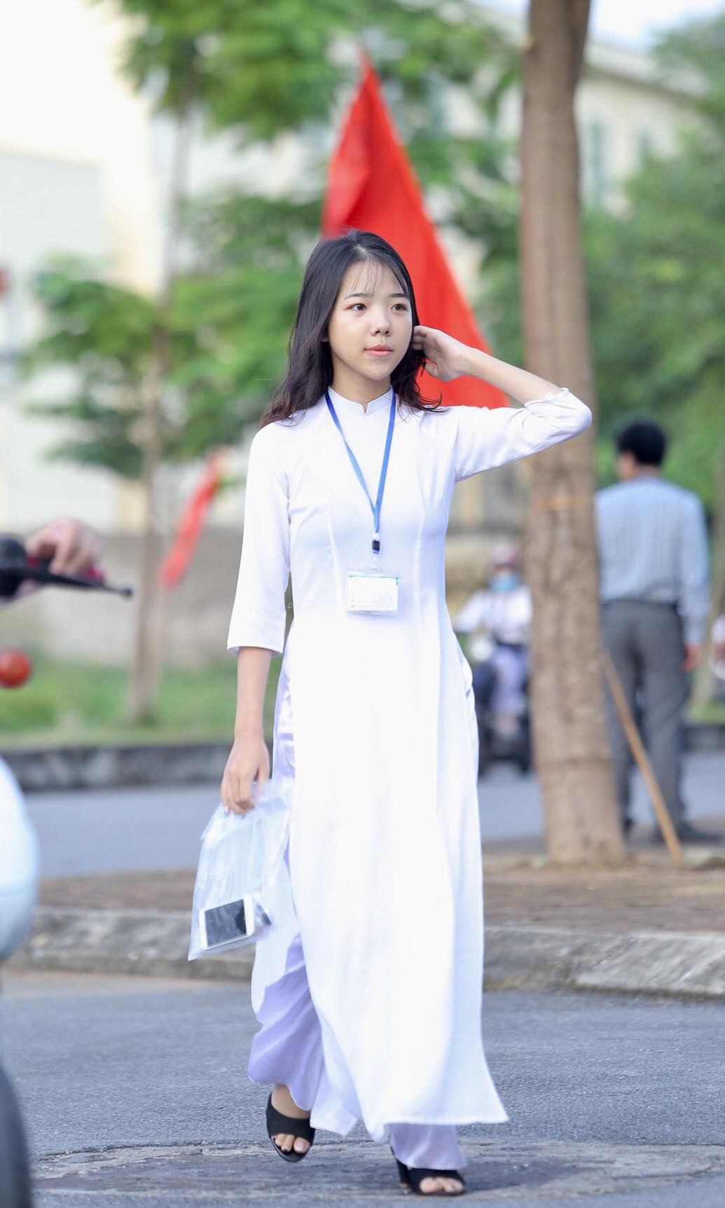 Nữ sinh rạng ngời trong t&agrave; &aacute;o d&agrave;i trắng tinh kh&ocirc;i ng&agrave;y khai giảng - Ảnh 7.