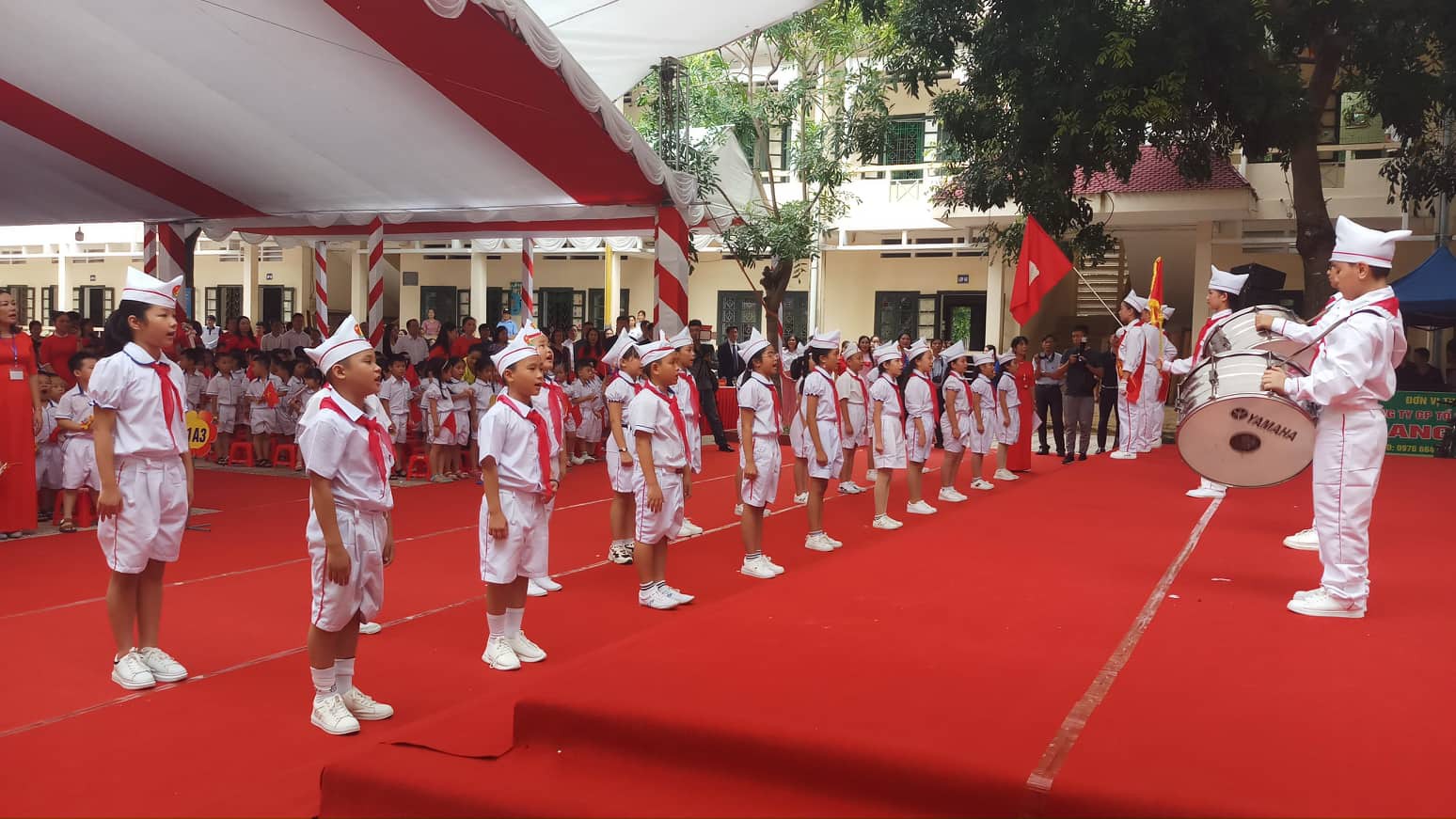 Những h&igrave;nh ảnh học sinh, sinh vi&ecirc;n cả nước khai giảng năm học mới - Ảnh 12.