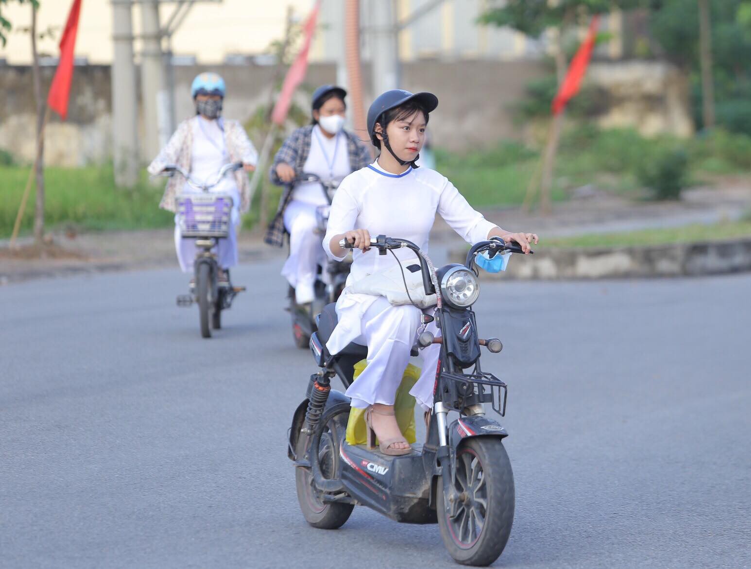 Nữ sinh rạng ngời trong t&agrave; &aacute;o d&agrave;i trắng tinh kh&ocirc;i ng&agrave;y khai giảng - Ảnh 3.