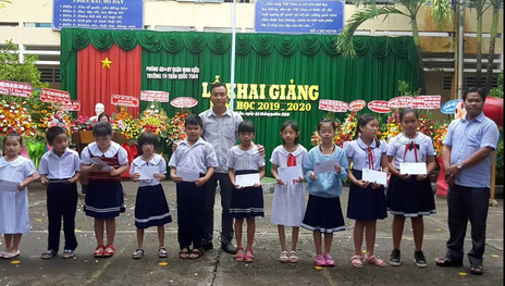 B&aacute;o Người Lao Động trao qu&agrave; v&agrave; học bổng cho học sinh ngh&egrave;o miền T&acirc;y - Ảnh 4.