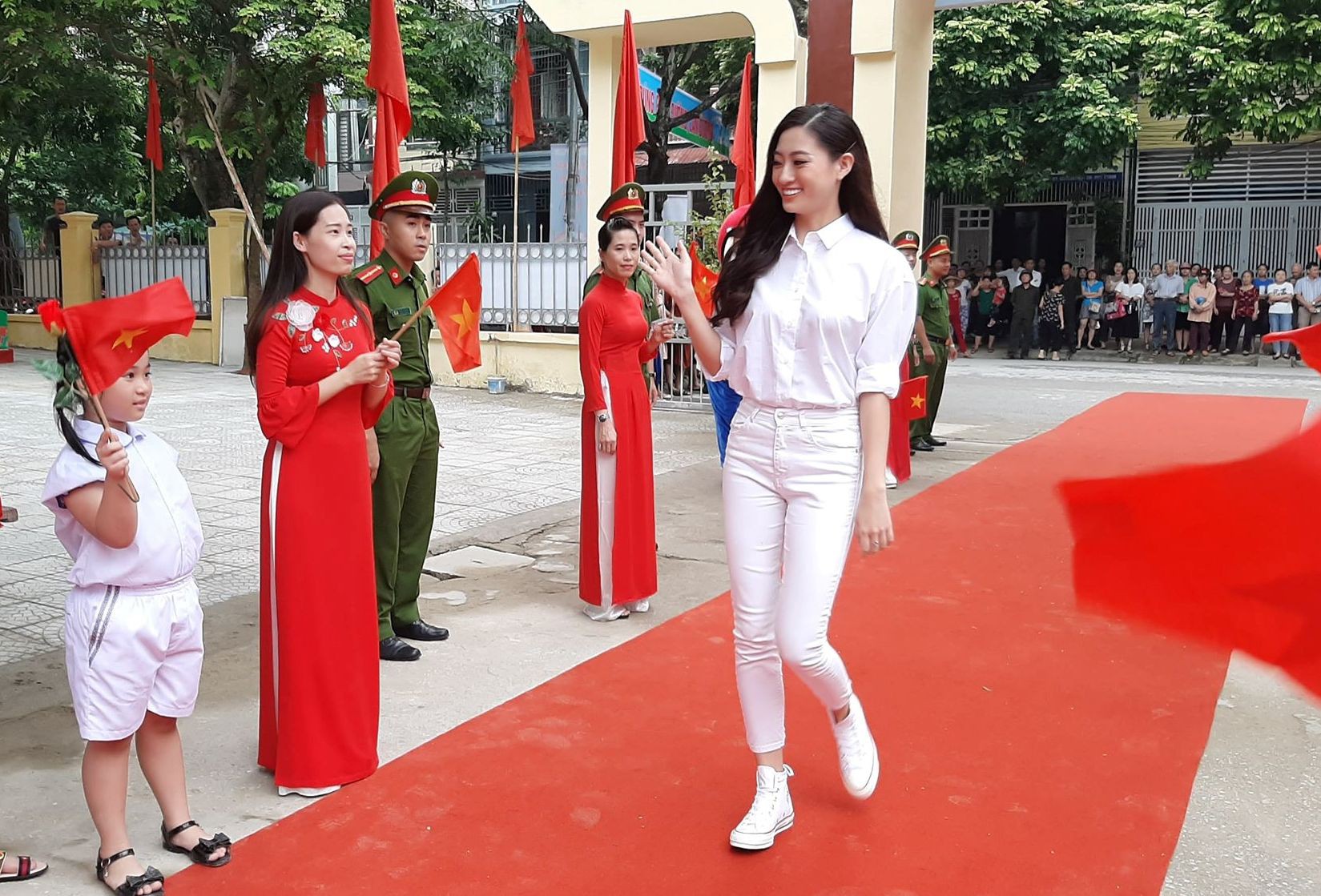 Hoa hậu Lương Thùy Linh trao mũ bảo hiểm cho học sinh trong ngày khai giảng - Ảnh 3.