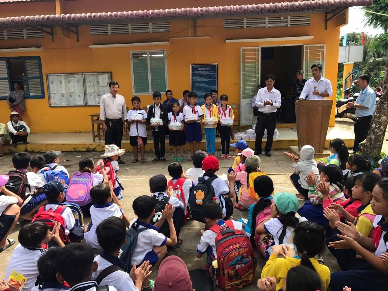 B&aacute;o Người Lao Động trao qu&agrave; v&agrave; học bổng cho học sinh ngh&egrave;o miền T&acirc;y - Ảnh 6.