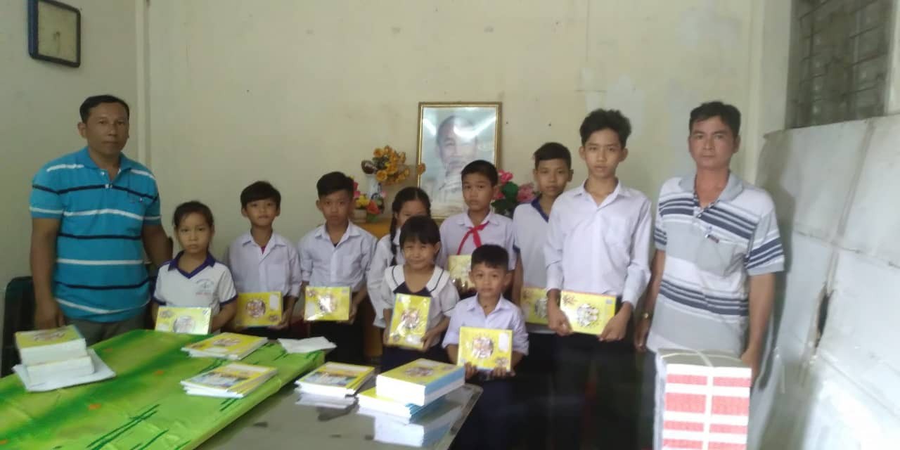 B&aacute;o Người Lao Động trao qu&agrave; v&agrave; học bổng cho học sinh ngh&egrave;o miền T&acirc;y - Ảnh 7.