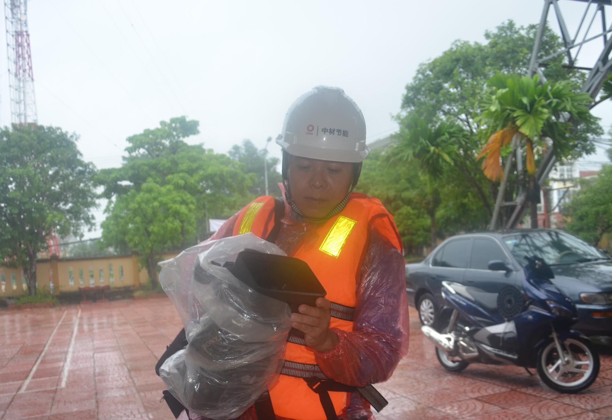 Thuyền lật khi thị sát vùng lũ, phó chủ tịch huyện và cán bộ gặp nạn trên sông Gianh - Ảnh 2.