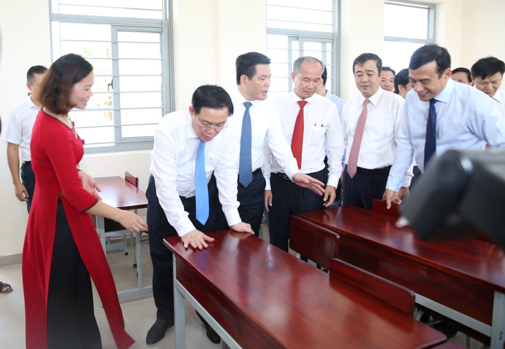 Những h&igrave;nh ảnh học sinh, sinh vi&ecirc;n cả nước khai giảng năm học mới - Ảnh 17.