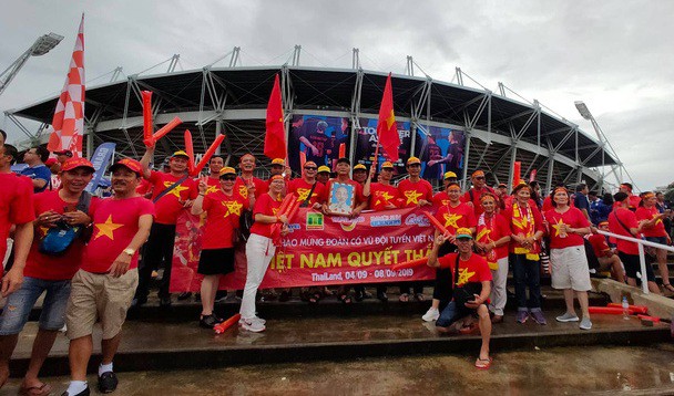 Tuyển Việt Nam gặp Thái Lan: Áo đỏ sao vàng nhuộm rực sân vận động