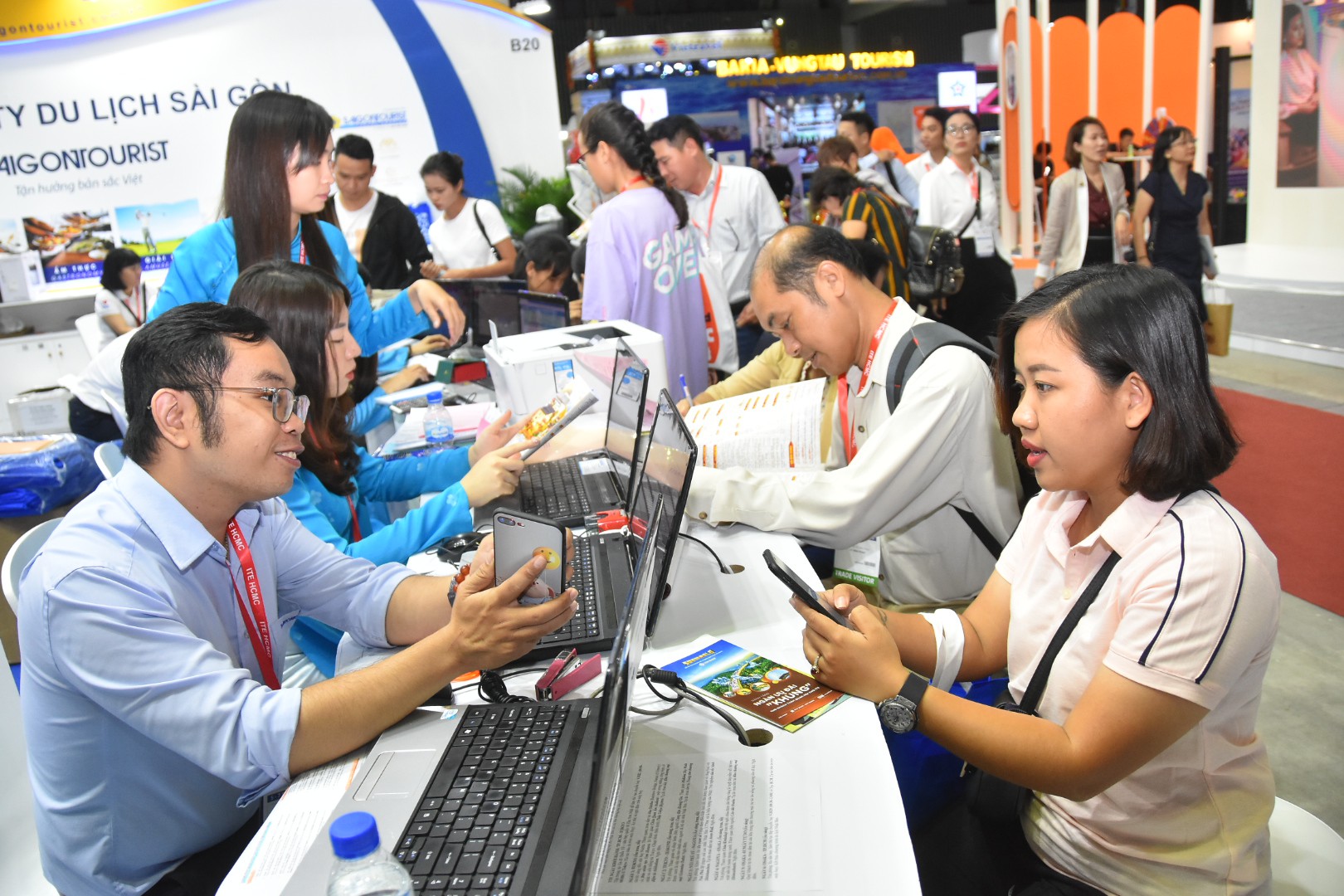 Chen nhau mua tour gi&aacute; rẻ tại Hội chợ Du lịch quốc tế TP HCM - Ảnh 1.