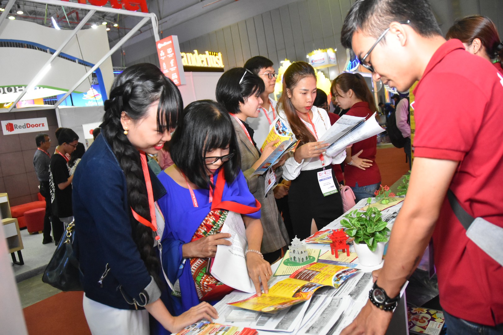 Chen nhau mua tour gi&aacute; rẻ tại Hội chợ Du lịch quốc tế TP HCM - Ảnh 2.