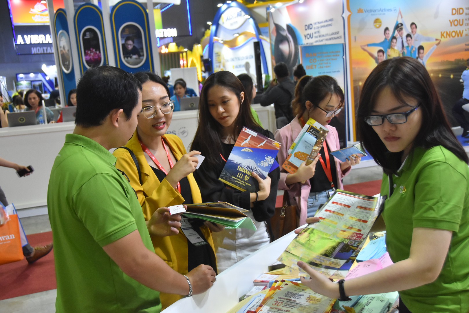 Chen nhau mua tour gi&aacute; rẻ tại Hội chợ Du lịch quốc tế TP HCM - Ảnh 4.