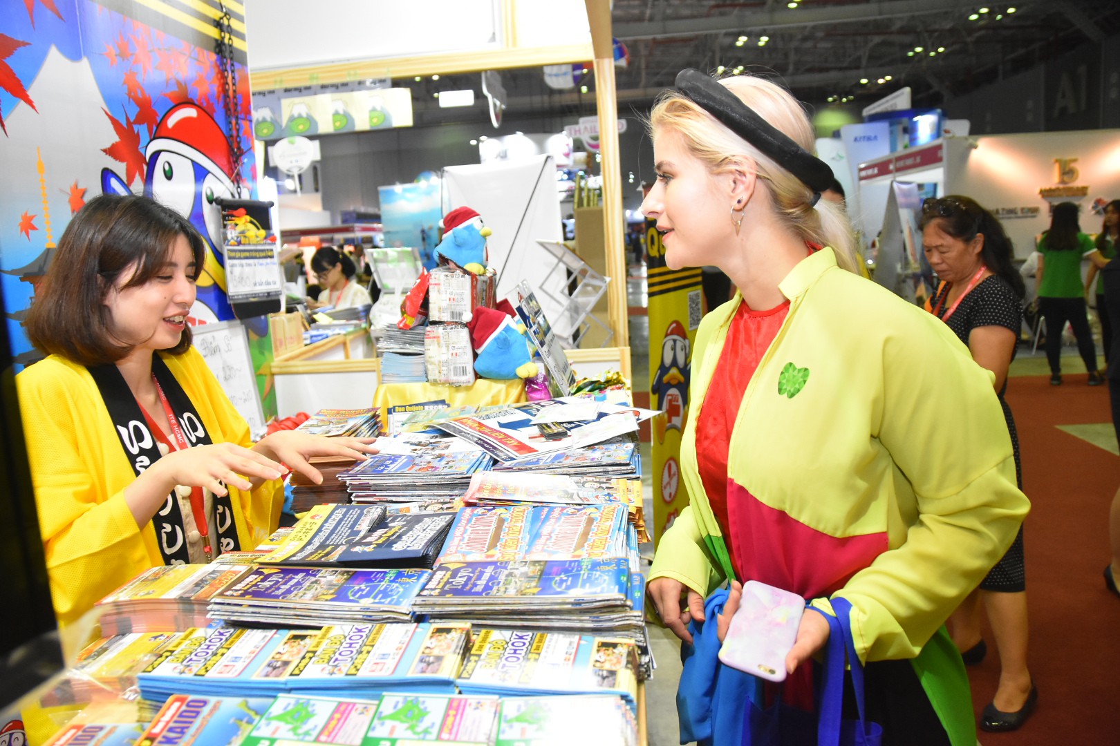 Chen nhau mua tour gi&aacute; rẻ tại Hội chợ Du lịch quốc tế TP HCM - Ảnh 3.