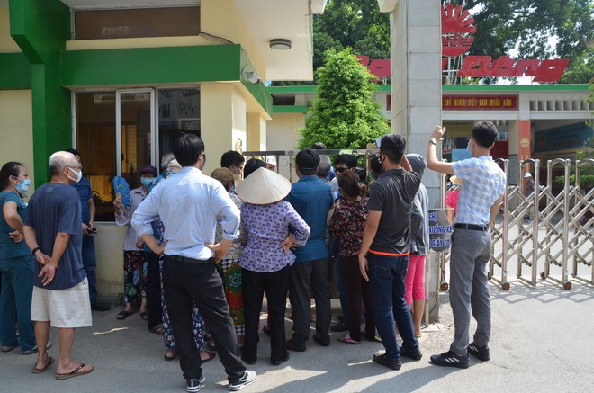 Người d&acirc;n bịt khẩu trang k&eacute;o đến nh&agrave; m&aacute;y Rạng Đ&ocirc;ng đ&ograve;i đối thoại - Ảnh 1.
