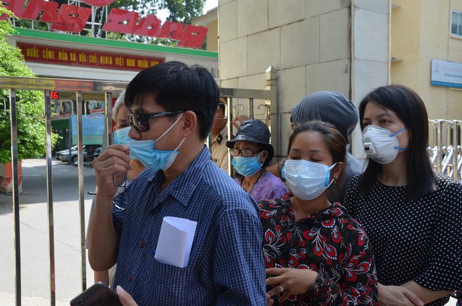 Người d&acirc;n bịt khẩu trang k&eacute;o đến nh&agrave; m&aacute;y Rạng Đ&ocirc;ng đ&ograve;i đối thoại - Ảnh 2.
