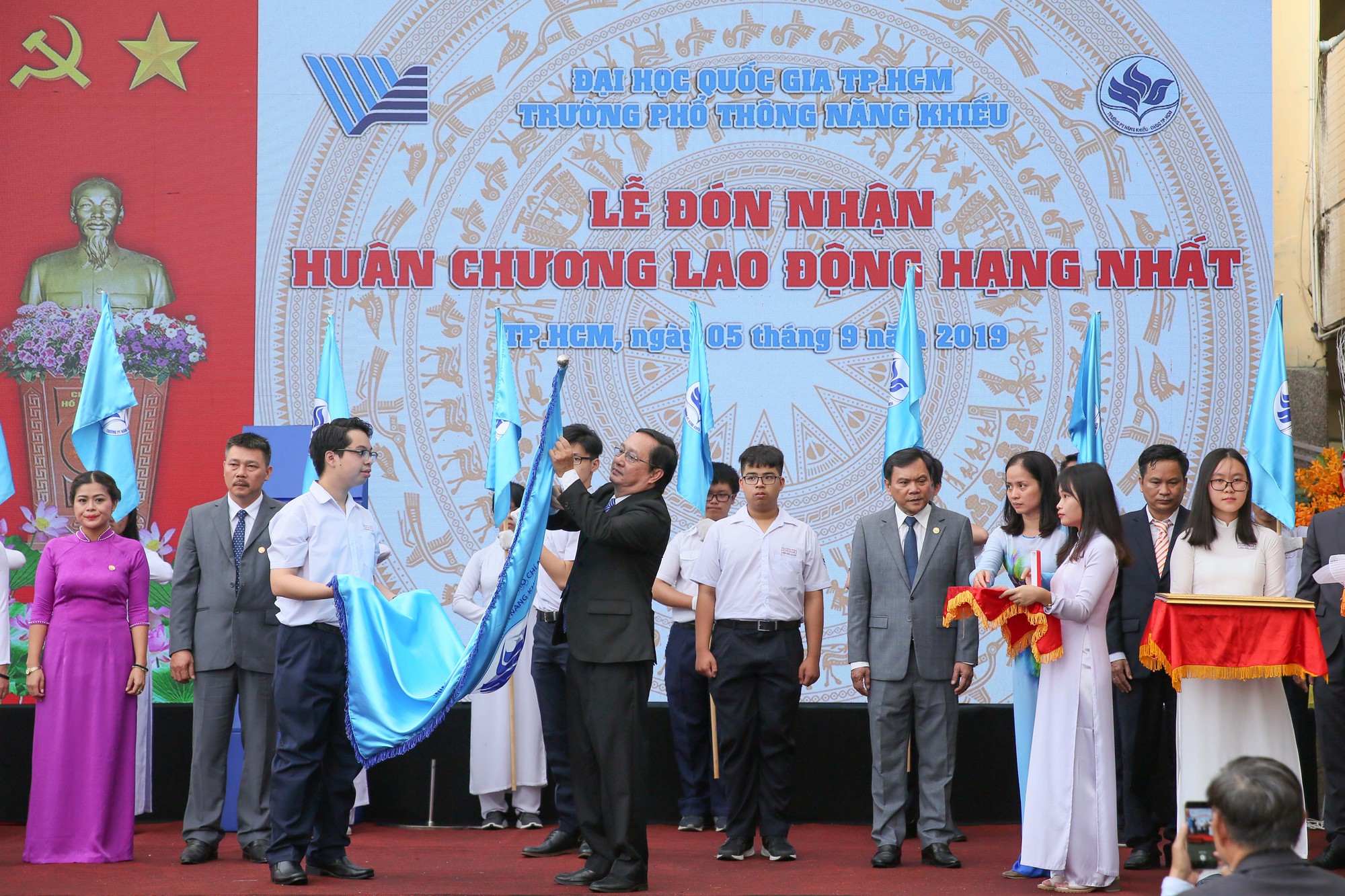 Lễ đón nhận huy chương lao động hạng 1 tại trường phổ thông năng khiếu ĐHQG TPHCM - ảnh Hoàng Triều 1