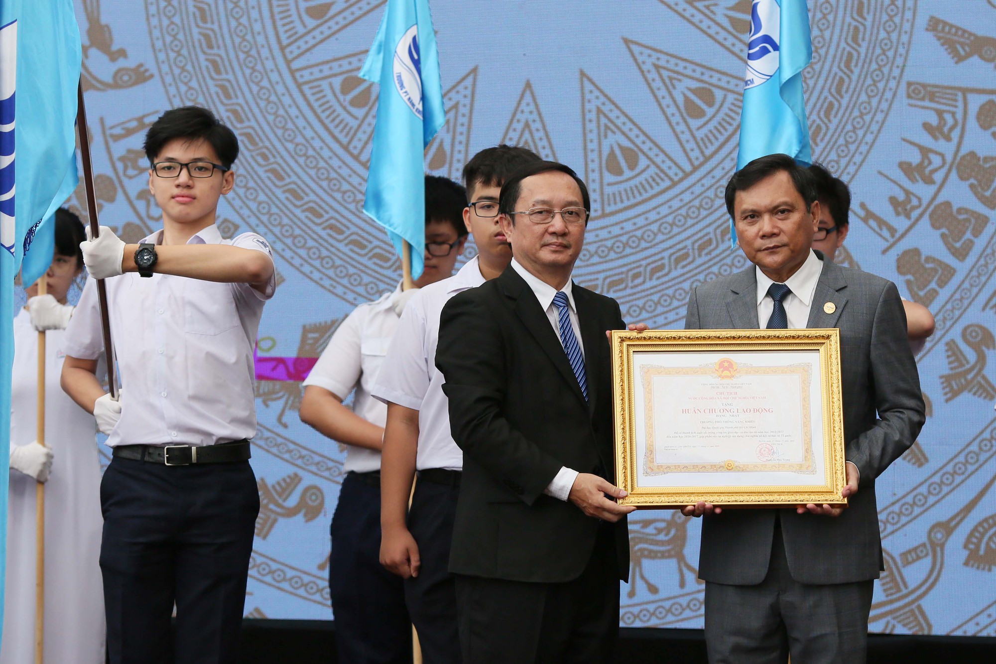Lễ đón nhận huy chương lao động hạng 1 tại trường phổ thông năng khiếu ĐHQG TPHCM - ảnh Hoàng Triều 3