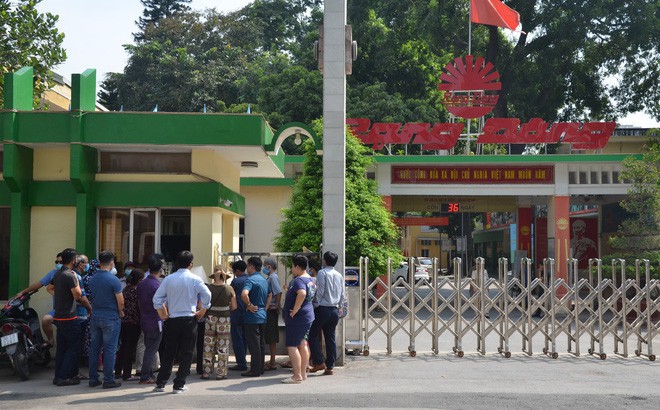 Người d&acirc;n bịt khẩu trang k&eacute;o đến nh&agrave; m&aacute;y Rạng Đ&ocirc;ng đ&ograve;i đối thoại - Ảnh 3.