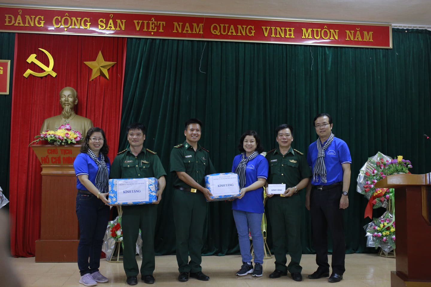 Đoàn cán bộ,  phóng viên TP HCM đến thăm Đồn Biên phòng Đàm Thủy